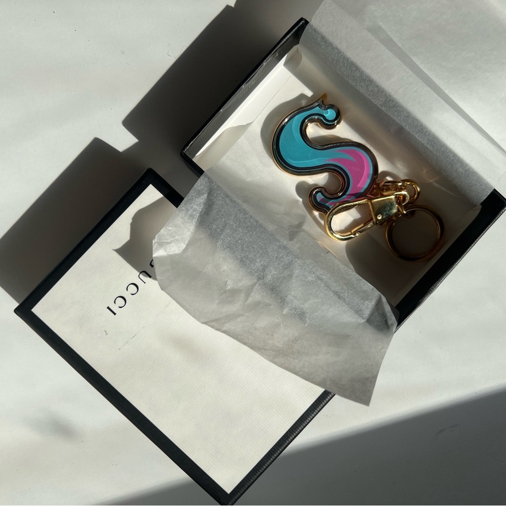 🔥GUCCI Letter Key Chain - Picture 4 of 9